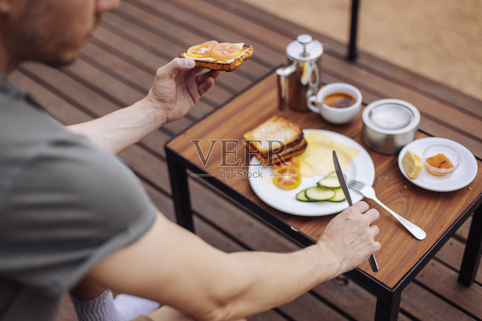 在野生动物探险前的阳台早餐照片摄影图片