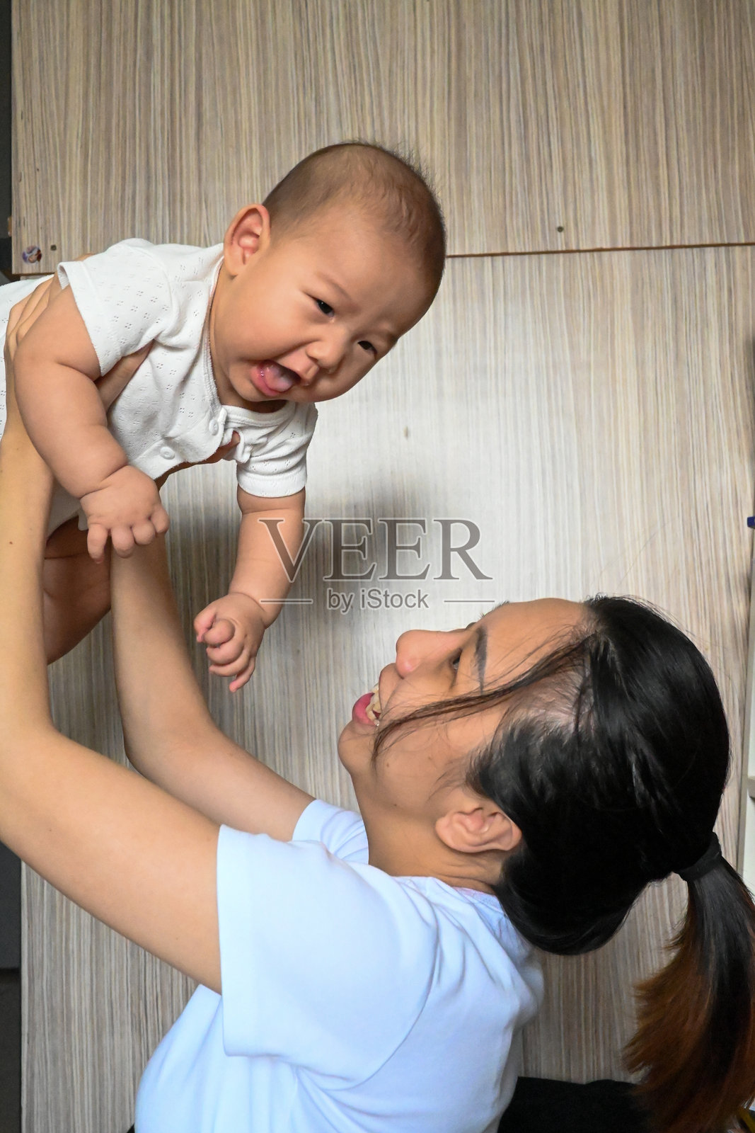 妈妈和她的新生儿玩耍照片摄影图片