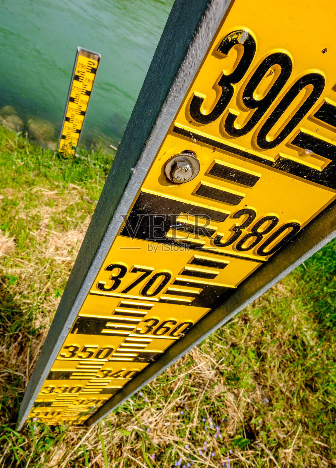沿水道设置的水位测量设备提供了关键数据，用于监测洪水风险和全年管理河流状况。照片摄影图片