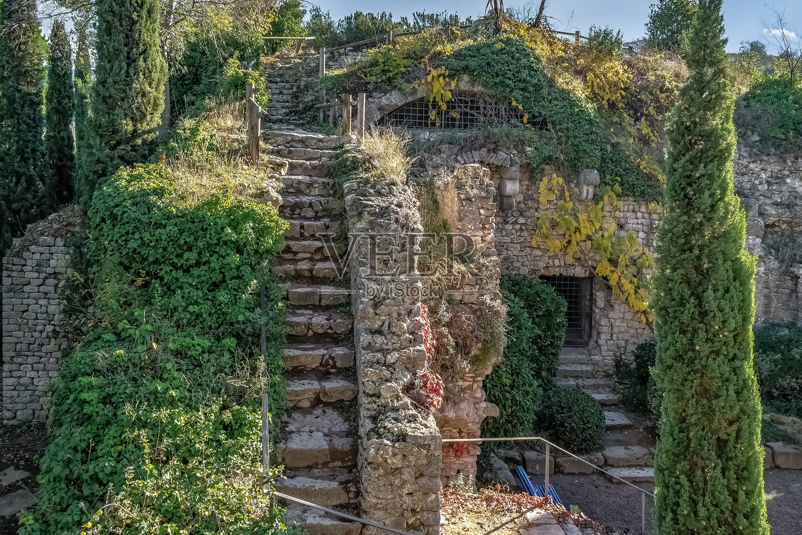 德国人的花园或Jardins dels Alemanys，古老的石头遗迹被爬藤和植被覆盖，位于西班牙赫罗纳。照片摄影图片