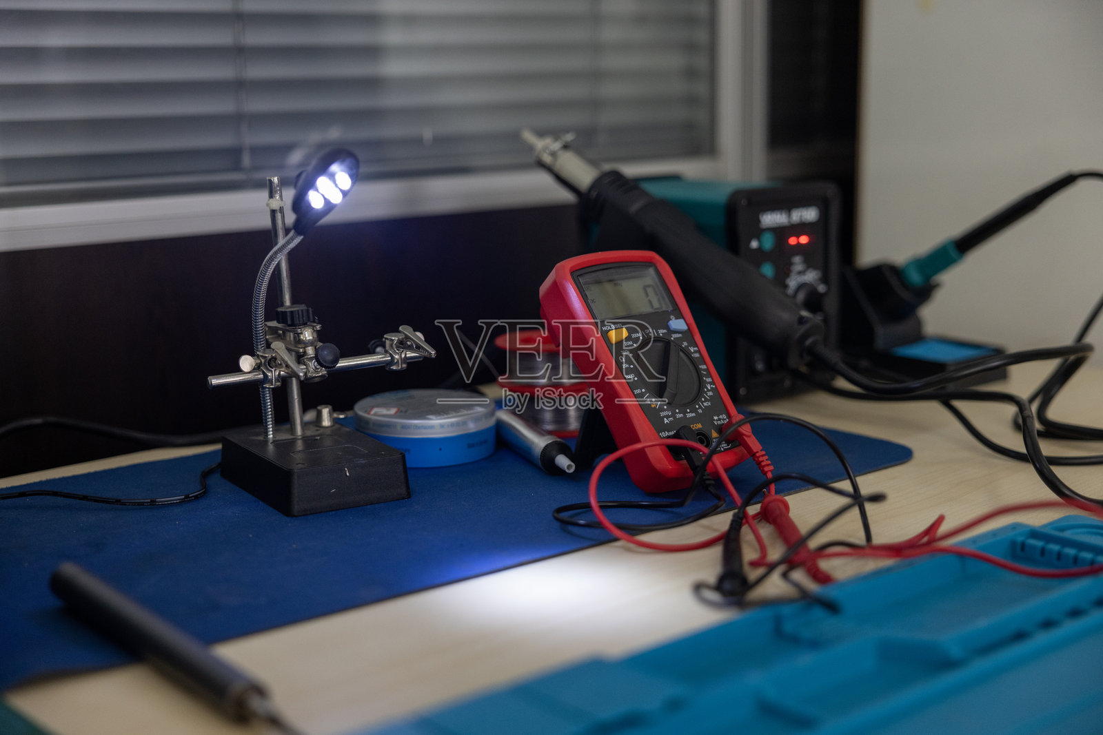 IT技术员的桌子特写照片摄影图片