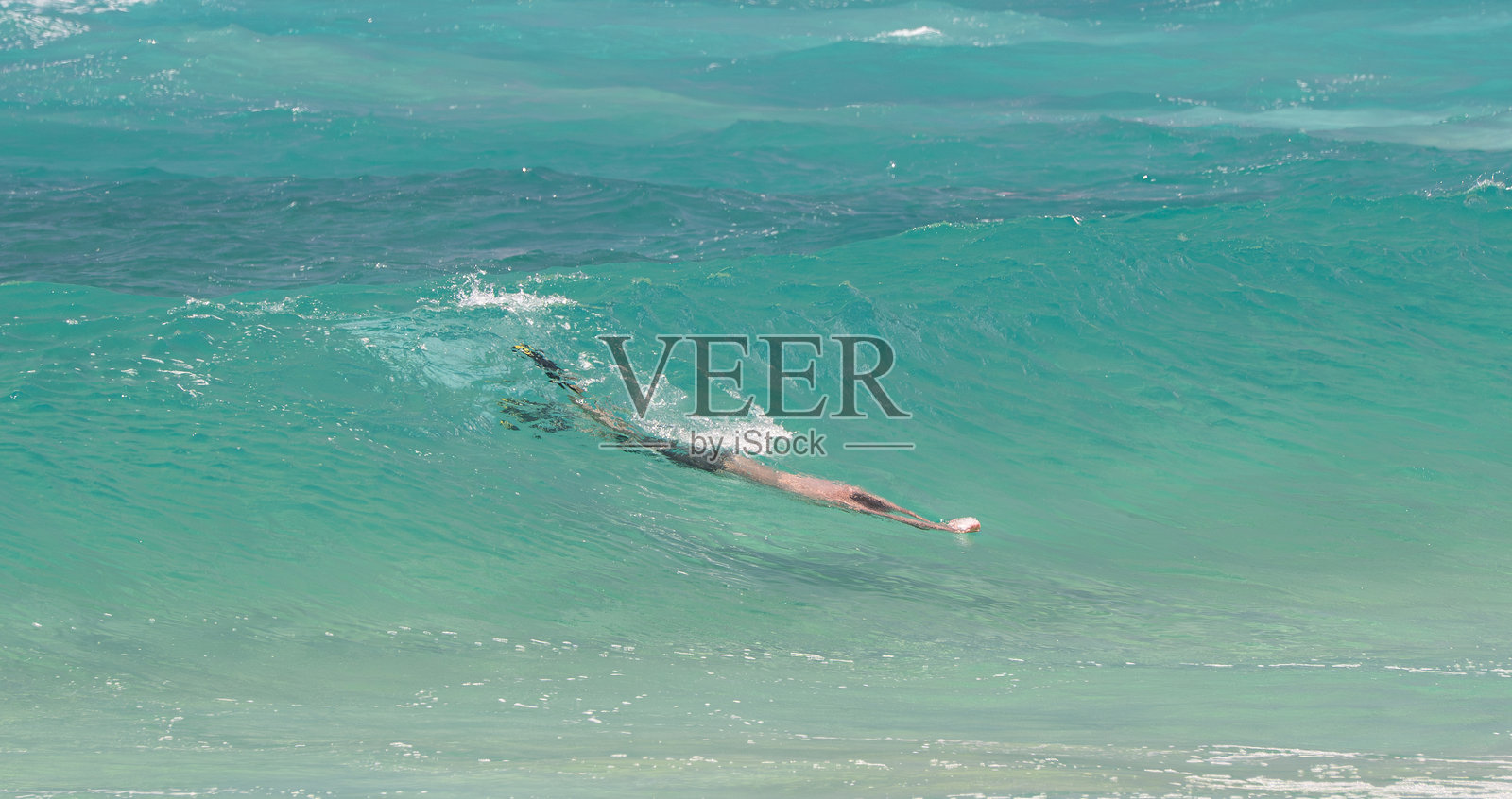 冲浪者在波浪下照片摄影图片