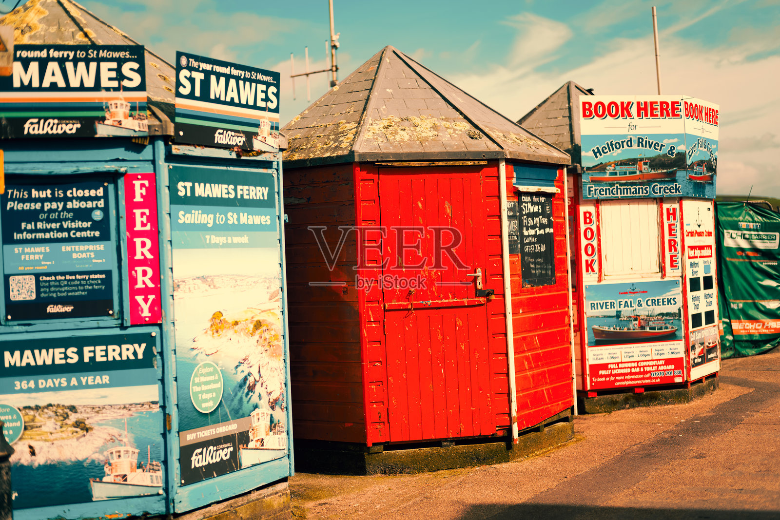 法尔茅斯，英格兰的渡轮码头上的商业小屋照片摄影图片