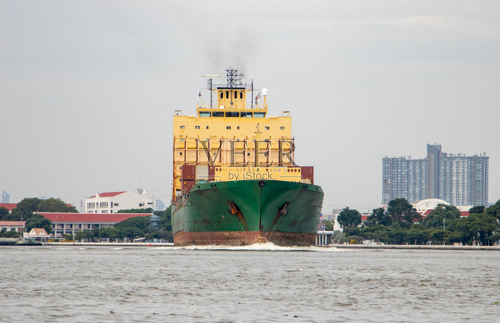 货船从泰国的湄南河出发照片摄影图片