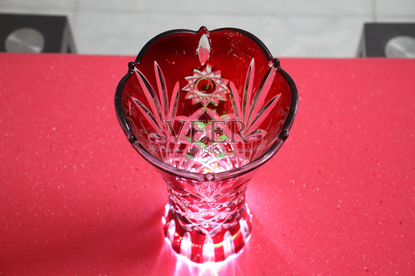 桌子上的花瓶。照片摄影图片