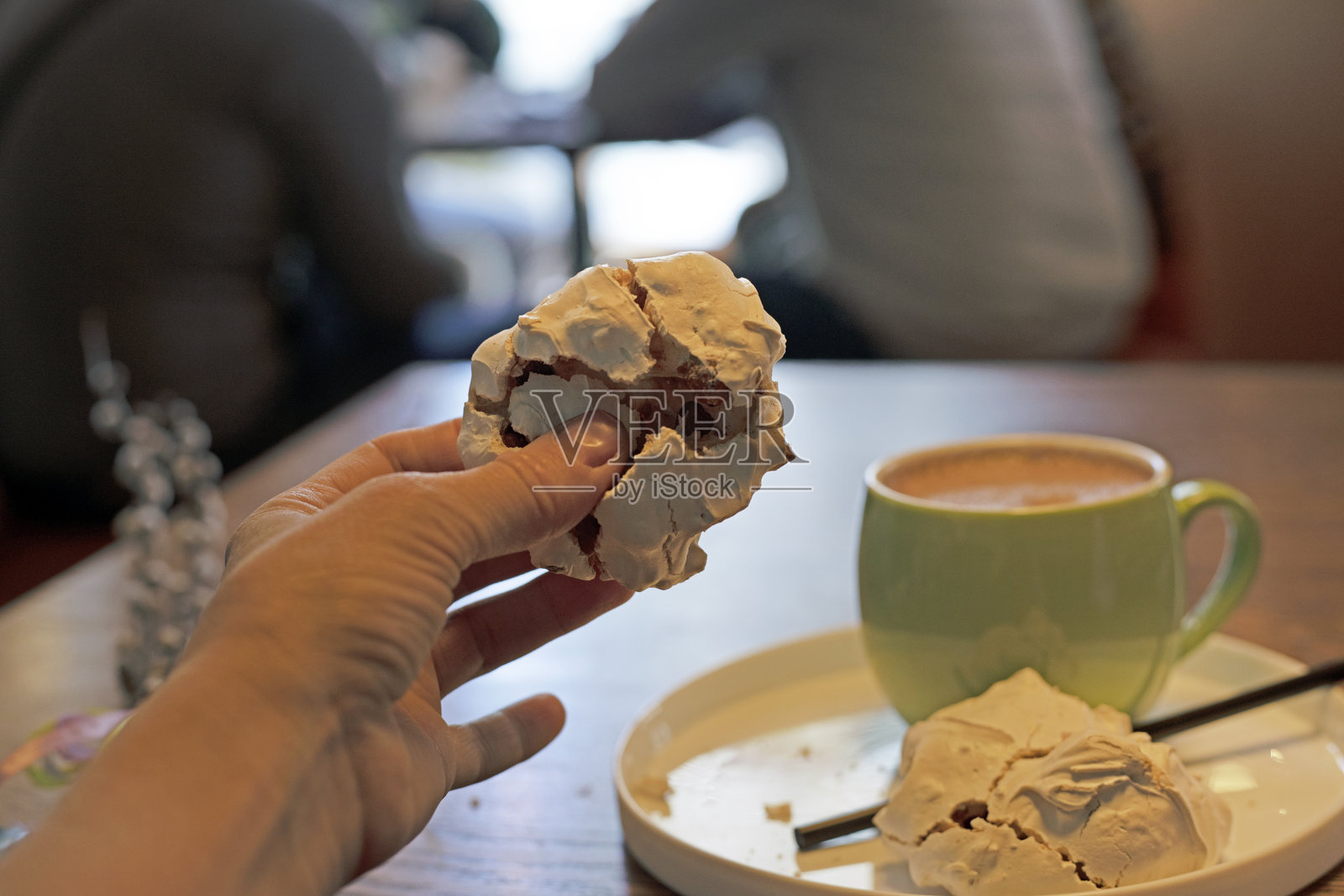 品尝带有榛子和可可的蛋白霜照片摄影图片