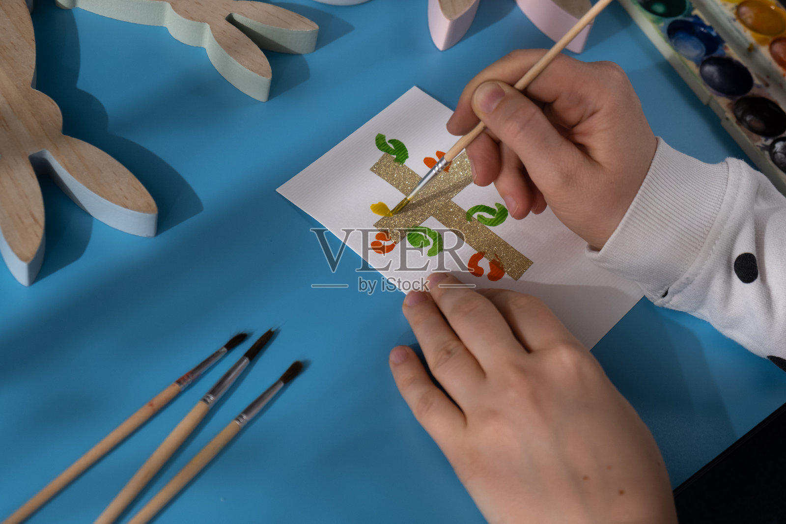 复活节十字架绘画 礼物 复活节创意 DIY说明明信片 生态友好装饰 制作手工艺术礼物 儿童DIY项目 春季假期家庭时光照片摄影图片