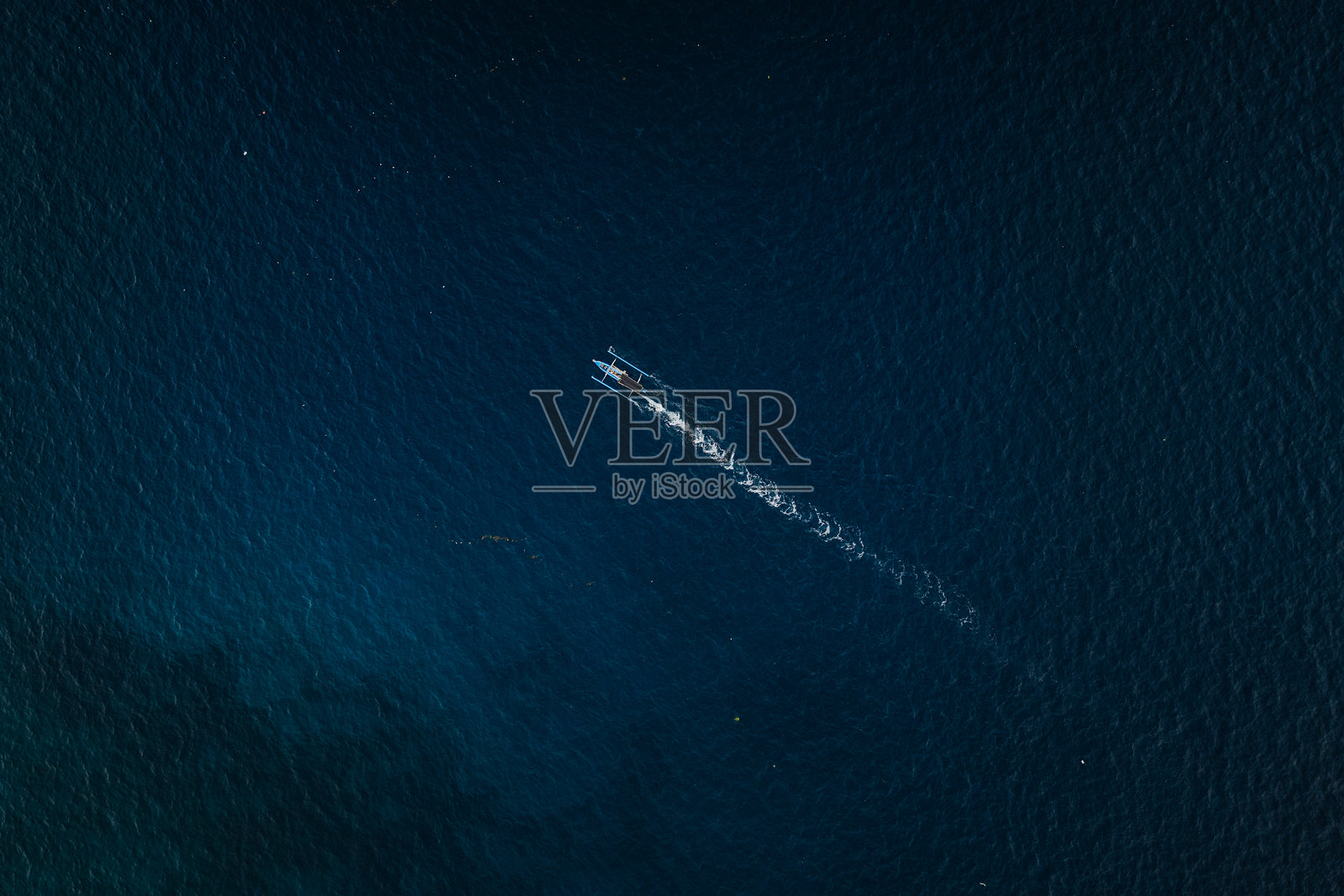 从鸟瞰角度俯瞰隆波克的浮筒船和海洋照片摄影图片