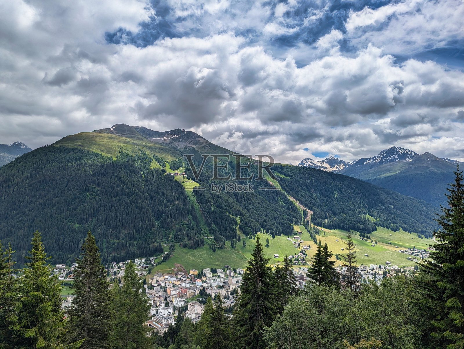 瑞士山区美丽的达沃斯瀑布谷，河边有长椅可供休息，瀑布景观。照片摄影图片