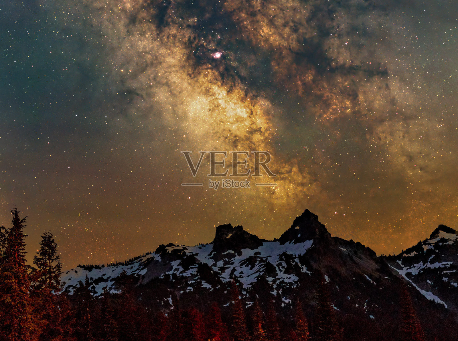 银河系在山峰之上照片摄影图片