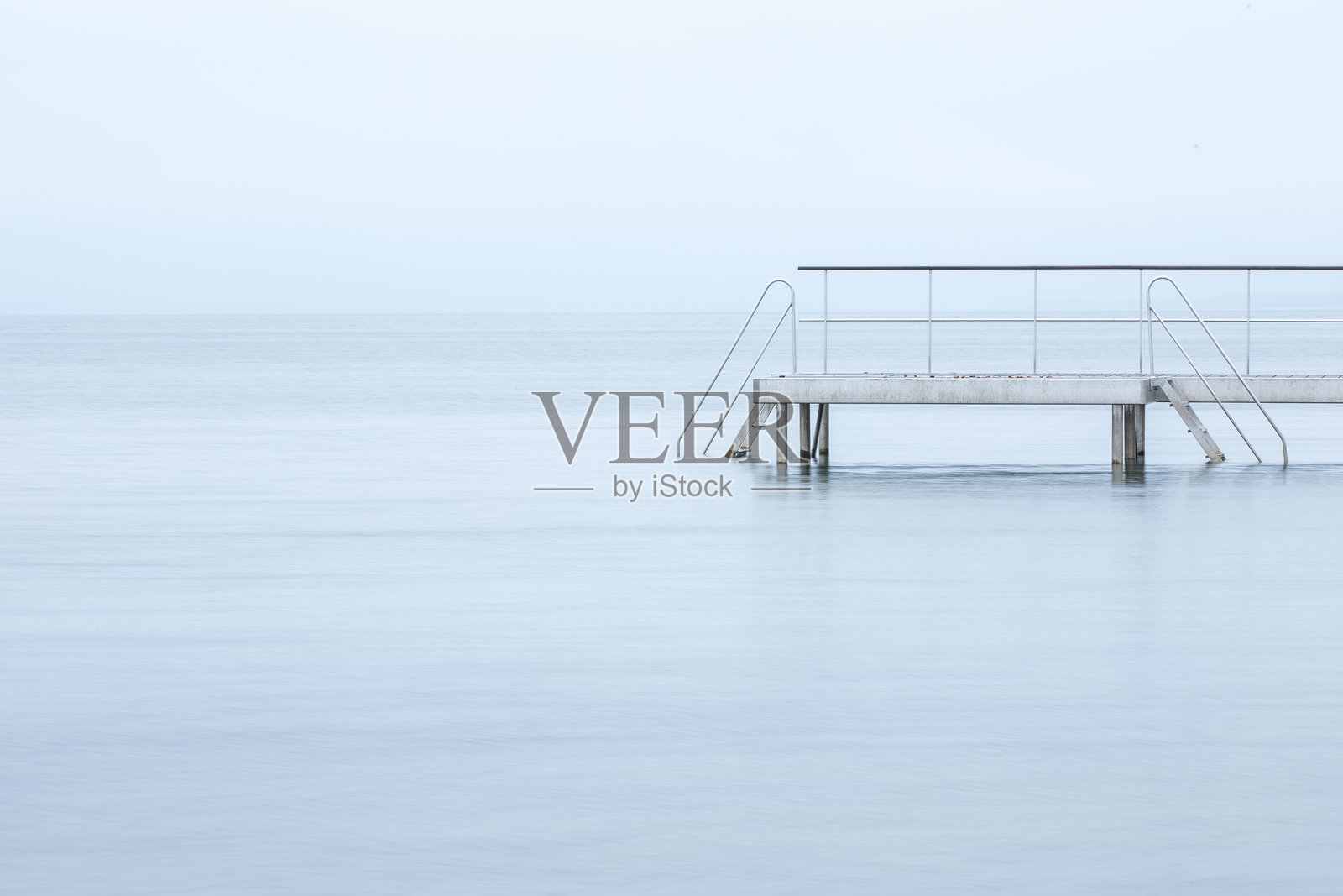 冬日宁静水面上的浴桥，准备迎接冬季洗浴。照片摄影图片