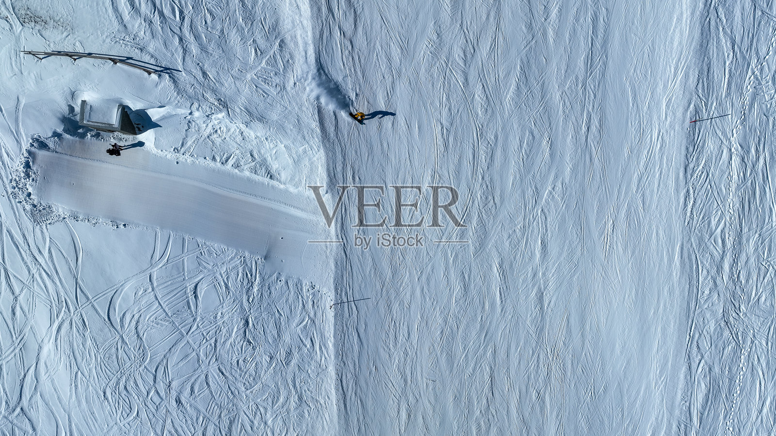 雪地滑雪轨迹的鸟瞰图。芬兰的一名滑雪者。从上方拍摄。照片摄影图片