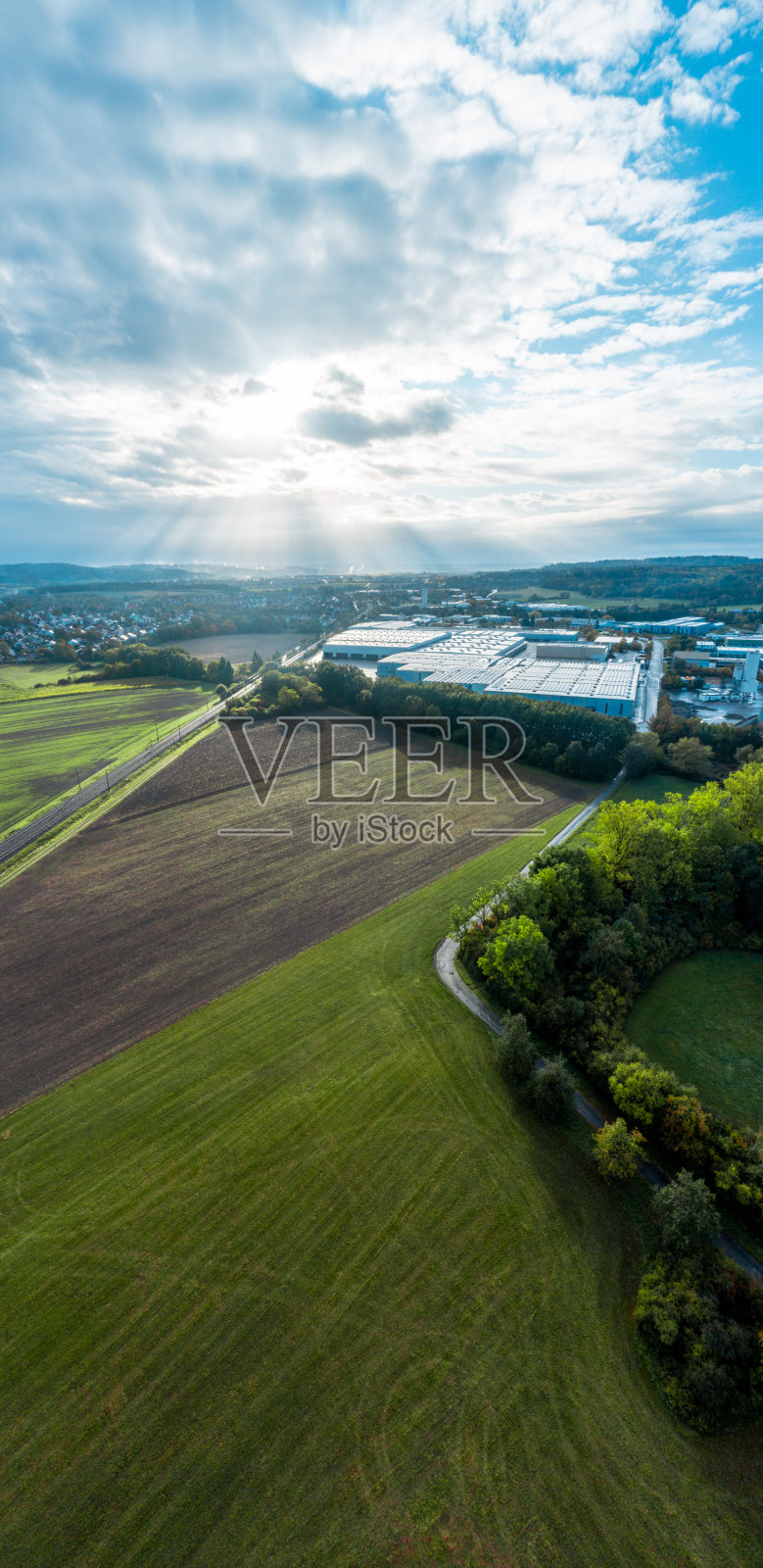 日出风景，德国小村庄的无人机航拍视角照片摄影图片