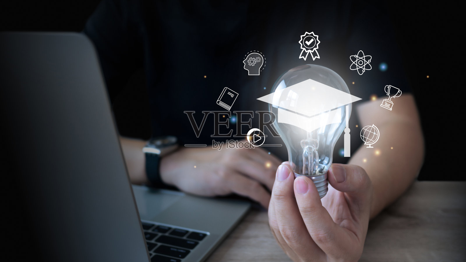 商人手握灯泡，象征互联网教育课程学位，电子学习毕业证书项目概念，学习知识，创造性思维，问题解决方案，人工智能。照片摄影图片