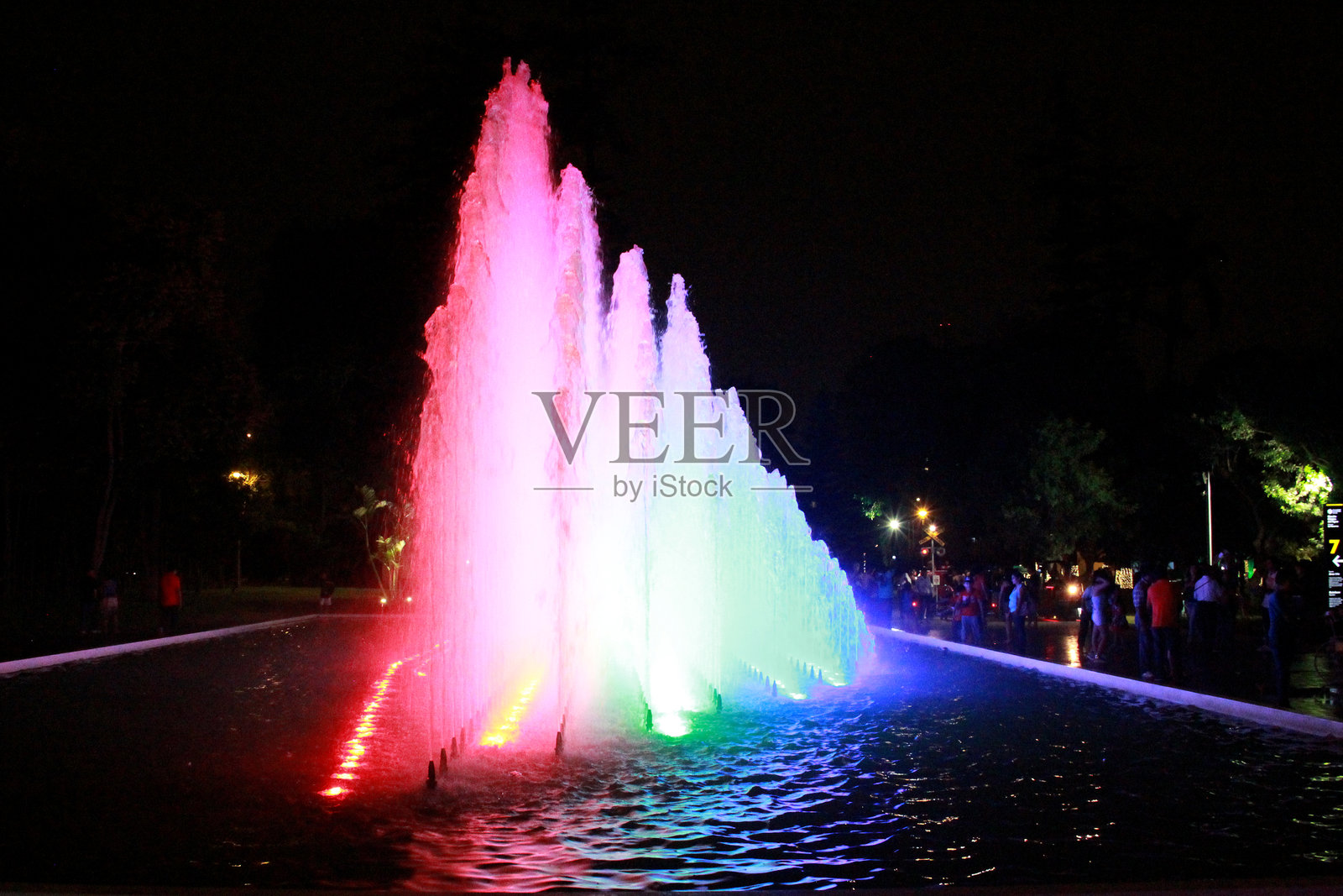 秘鲁利马市的保留公园魔法水景观，拥有科技、音乐、声音和激光灯的网络喷泉，成为城市的标志和象征。照片摄影图片