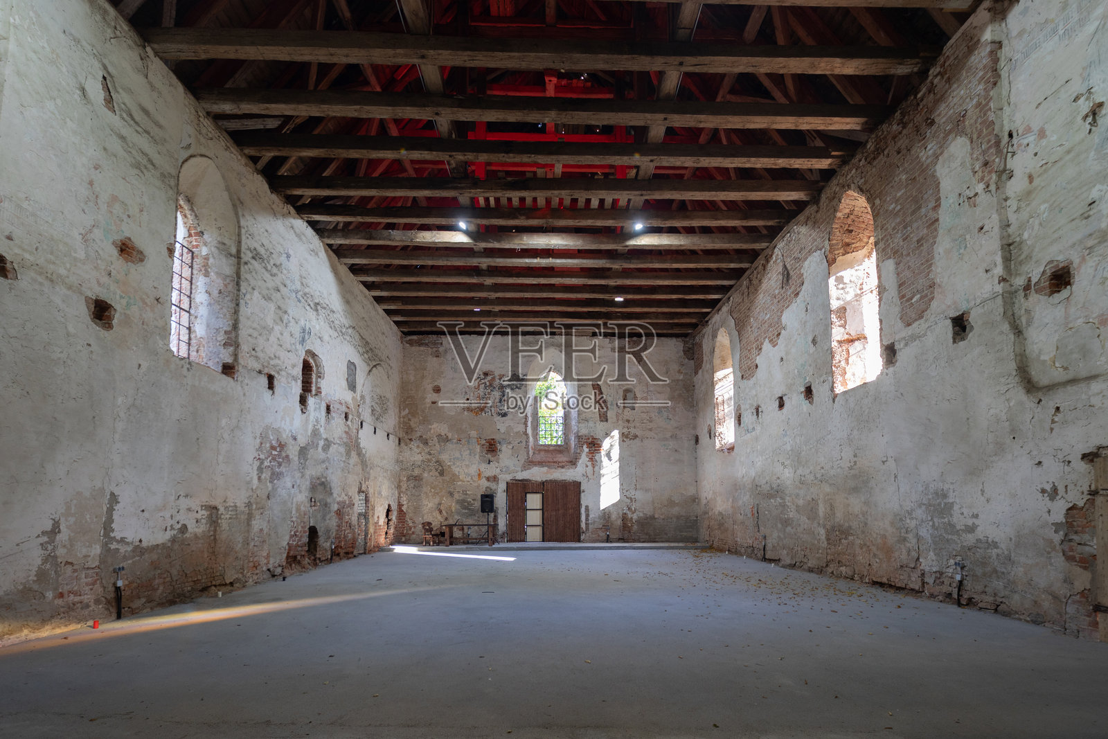 多姆诺沃村废弃老教堂的内部照片摄影图片