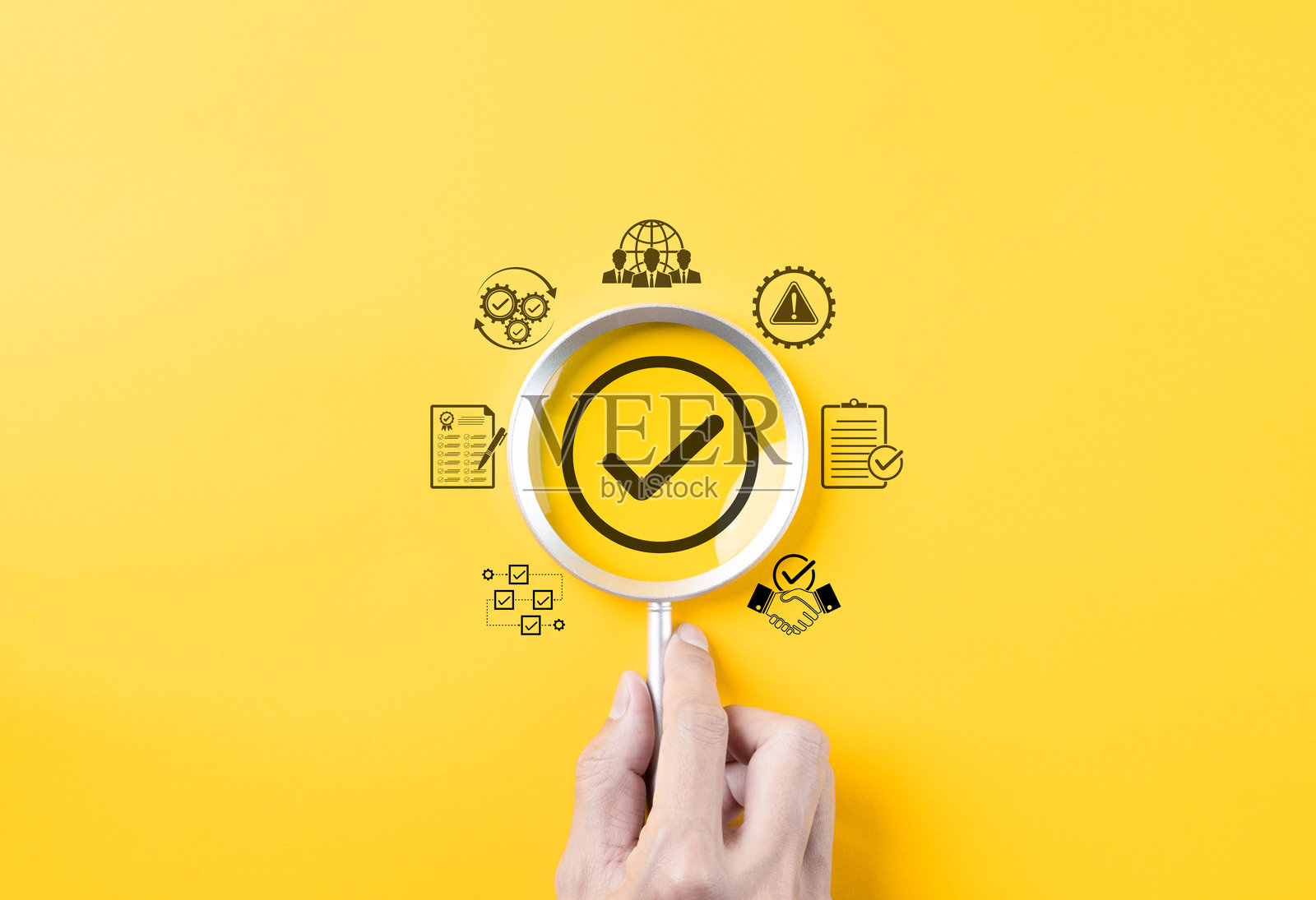 质量保证和合规认证概念。放大镜聚焦于带有质量、清单和合规图标的勾选标记，确保、验证和质量管理流程。照片摄影图片