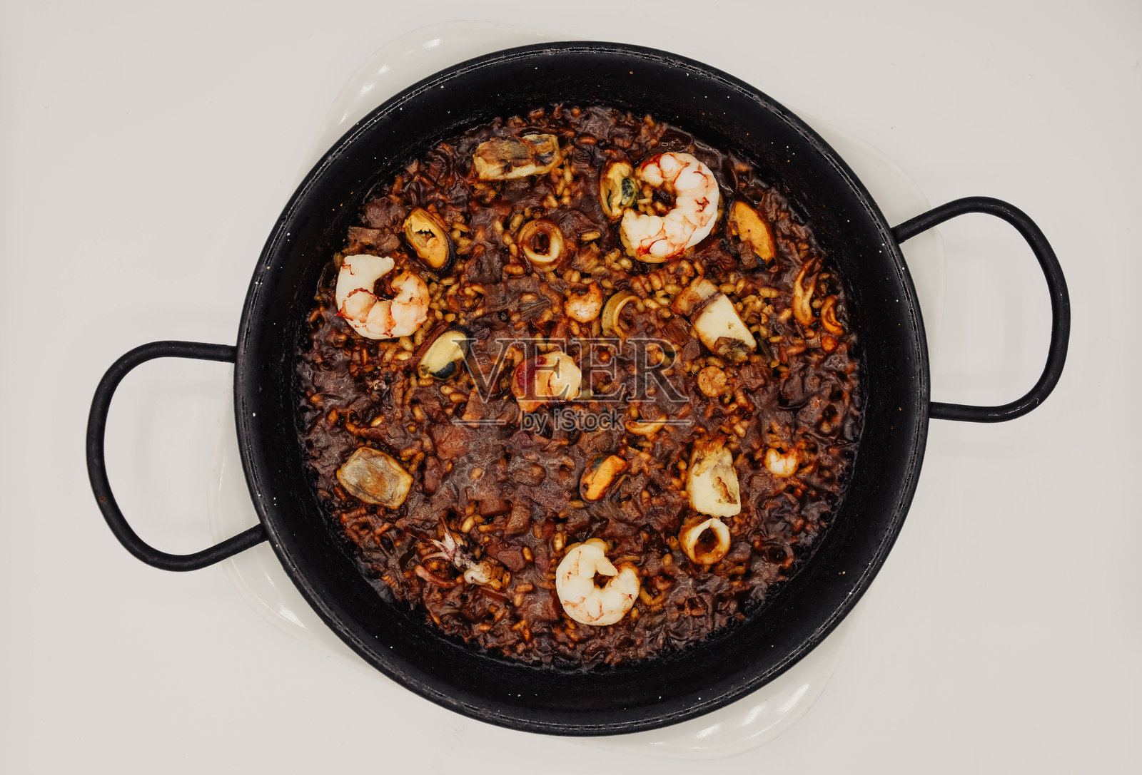 白色背景上的海鲜西班牙海鲜饭煎锅照片摄影图片