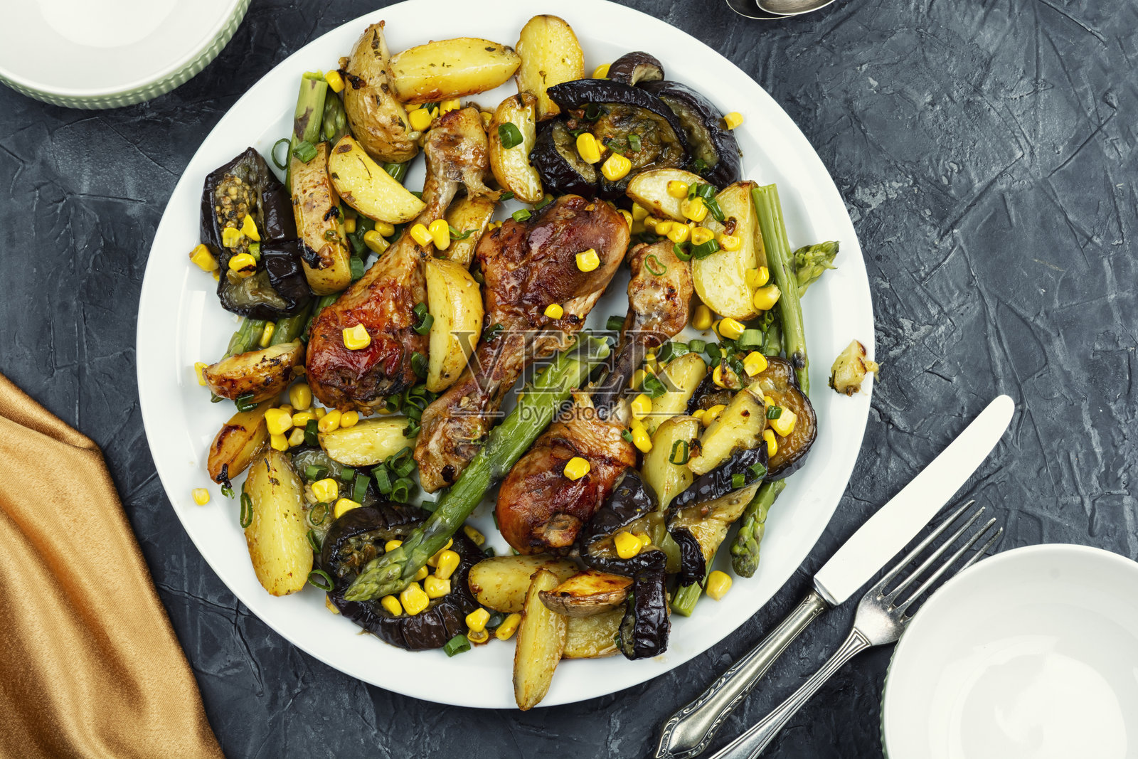 烧烤鸡腿。照片摄影图片