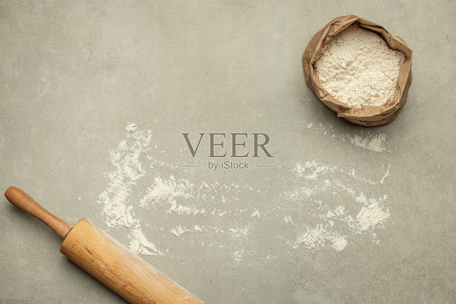 灰色石材背景与面粉和烹饪工具照片摄影图片