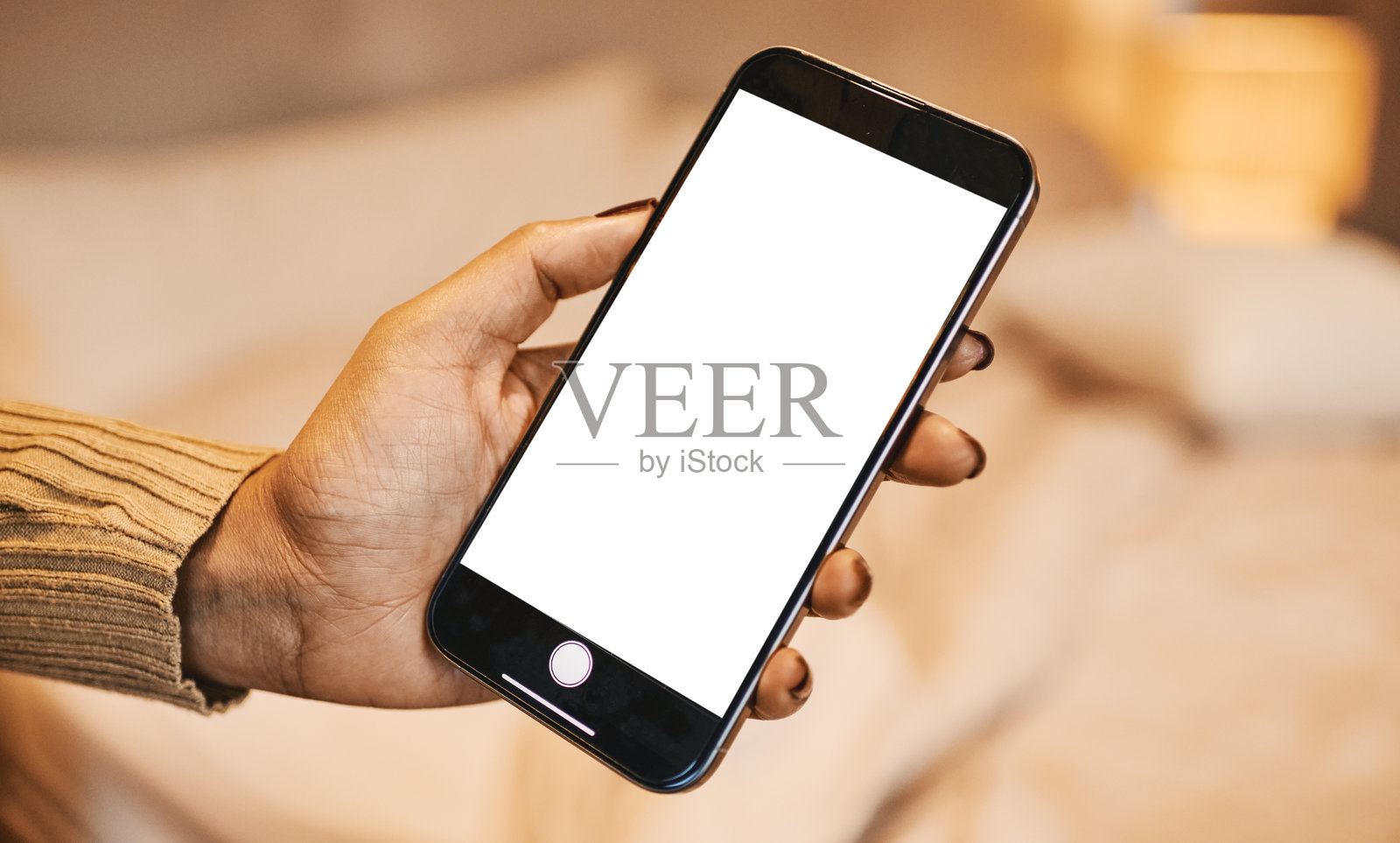 卧室里使用空白屏幕智能手机的女性照片摄影图片