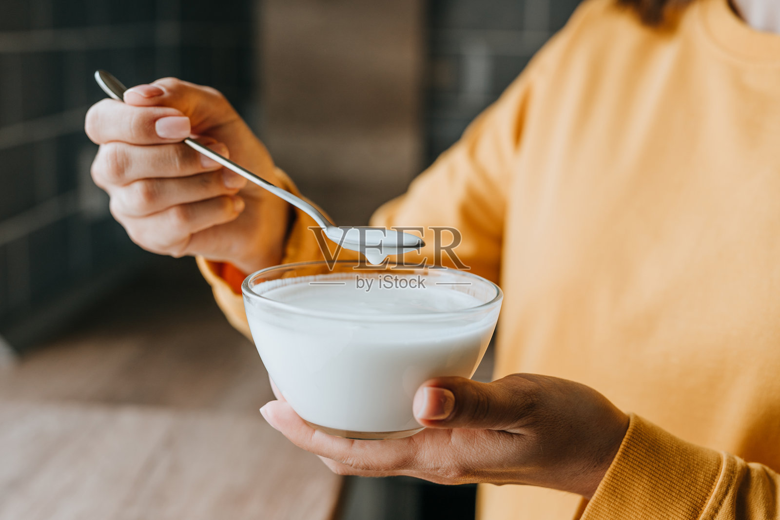 女人手里拿着一碗酸奶的特写镜头照片摄影图片
