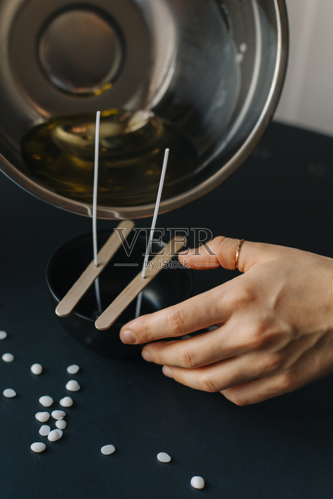 手工蜡烛制造过程，蜡烛芯的准备。照片摄影图片