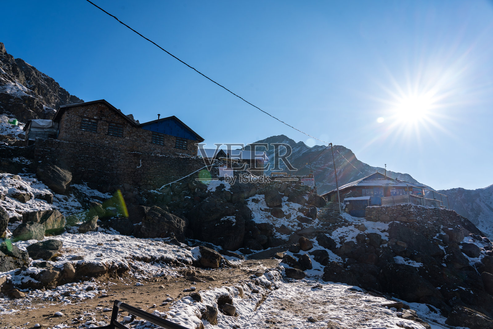 在尼泊尔朗塘国家公园的戈赛昆达路线徒步旅行，雪-covered徒步小径照片摄影图片
