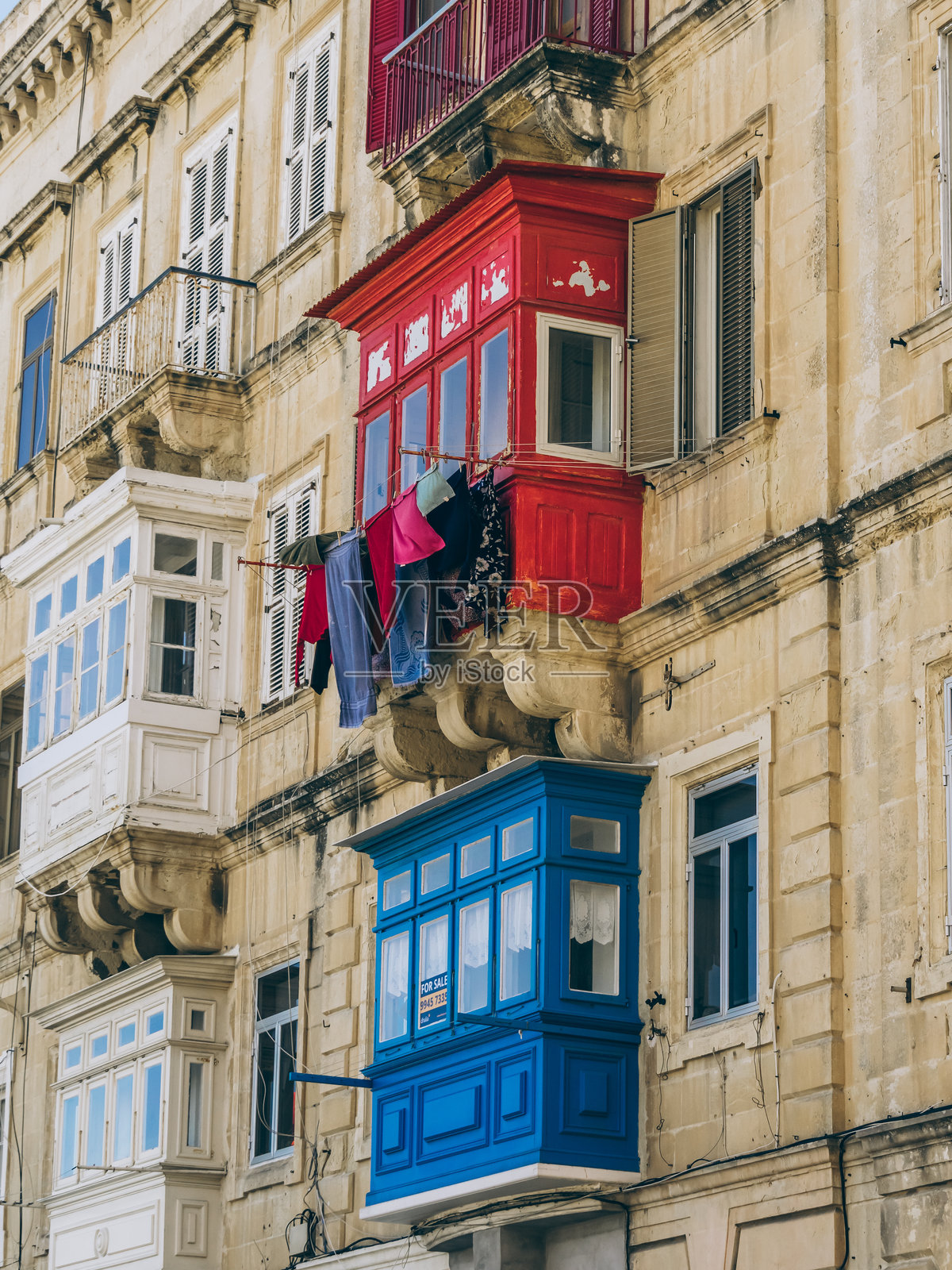 瓦莱塔一栋建筑上明亮的阳台照片摄影图片