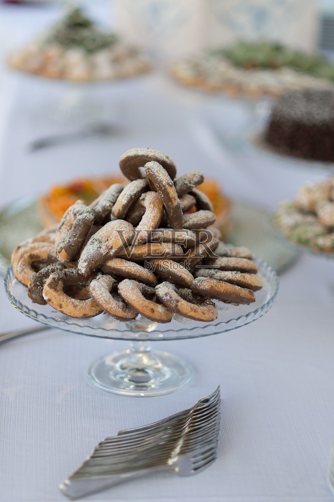 户外活动中优雅的意大利传统糕点和蛋糕的精美组合照片摄影图片