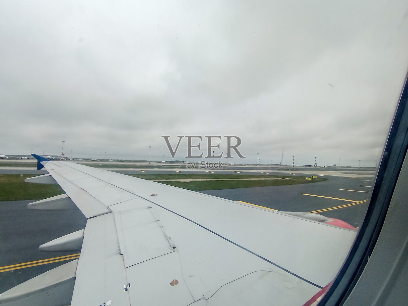 接近时的跑道和机翼视角照片摄影图片