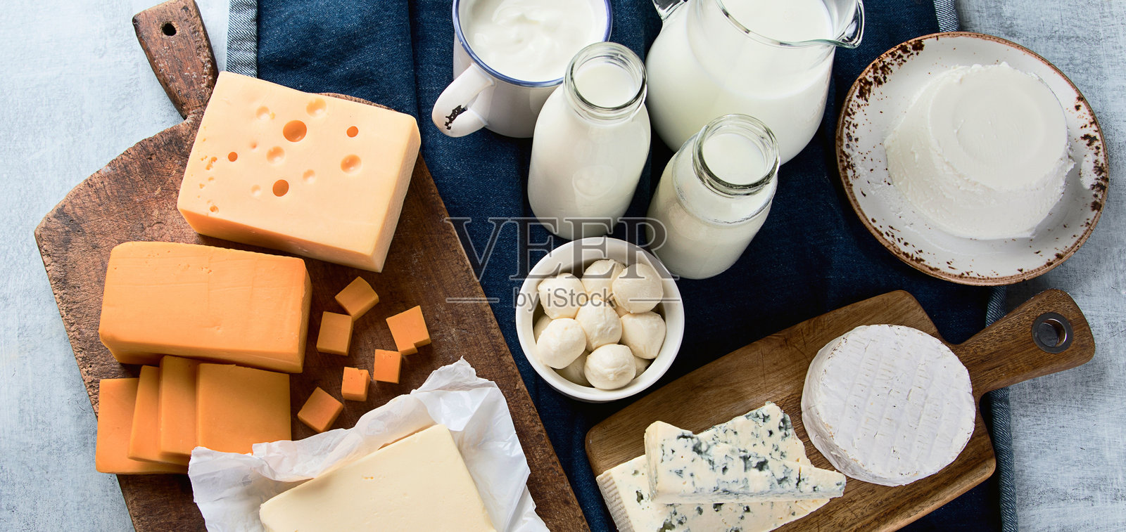 不同种类的乳制品。照片摄影图片