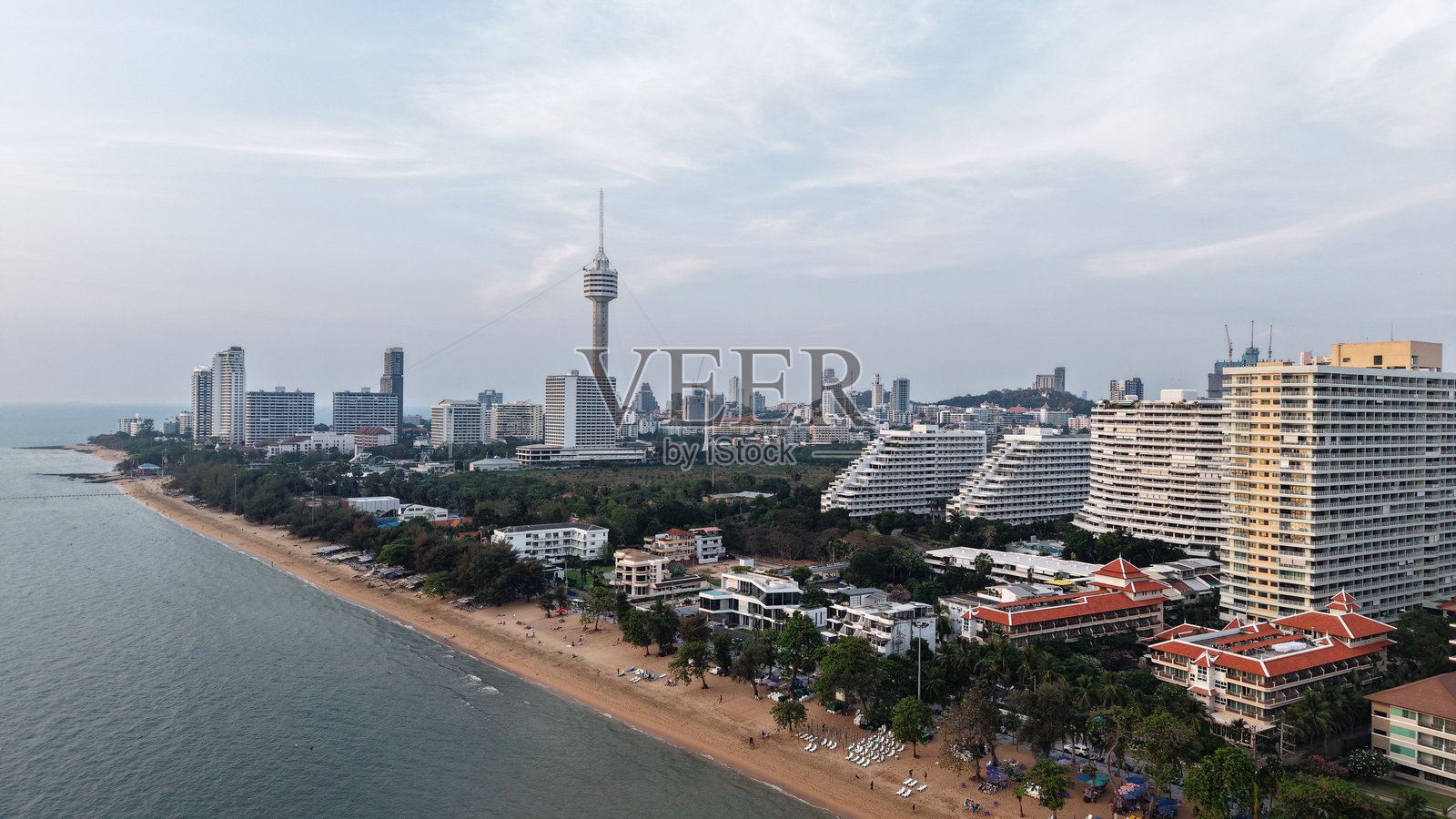 芭提雅海滩和城市天际线在日落时分占据海岸线照片摄影图片