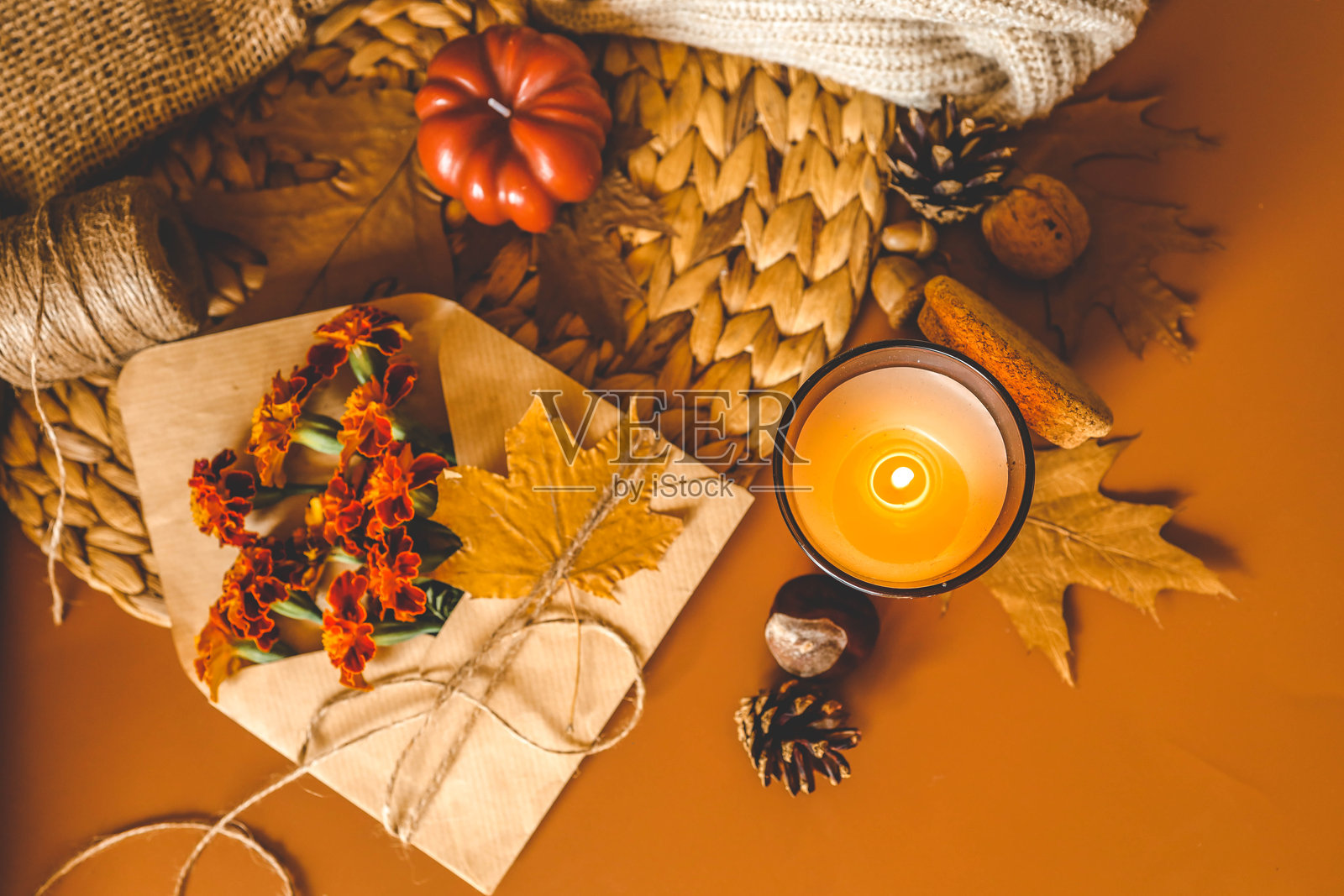 温暖舒适的秋季氛围中的燃烧蜡烛照片摄影图片