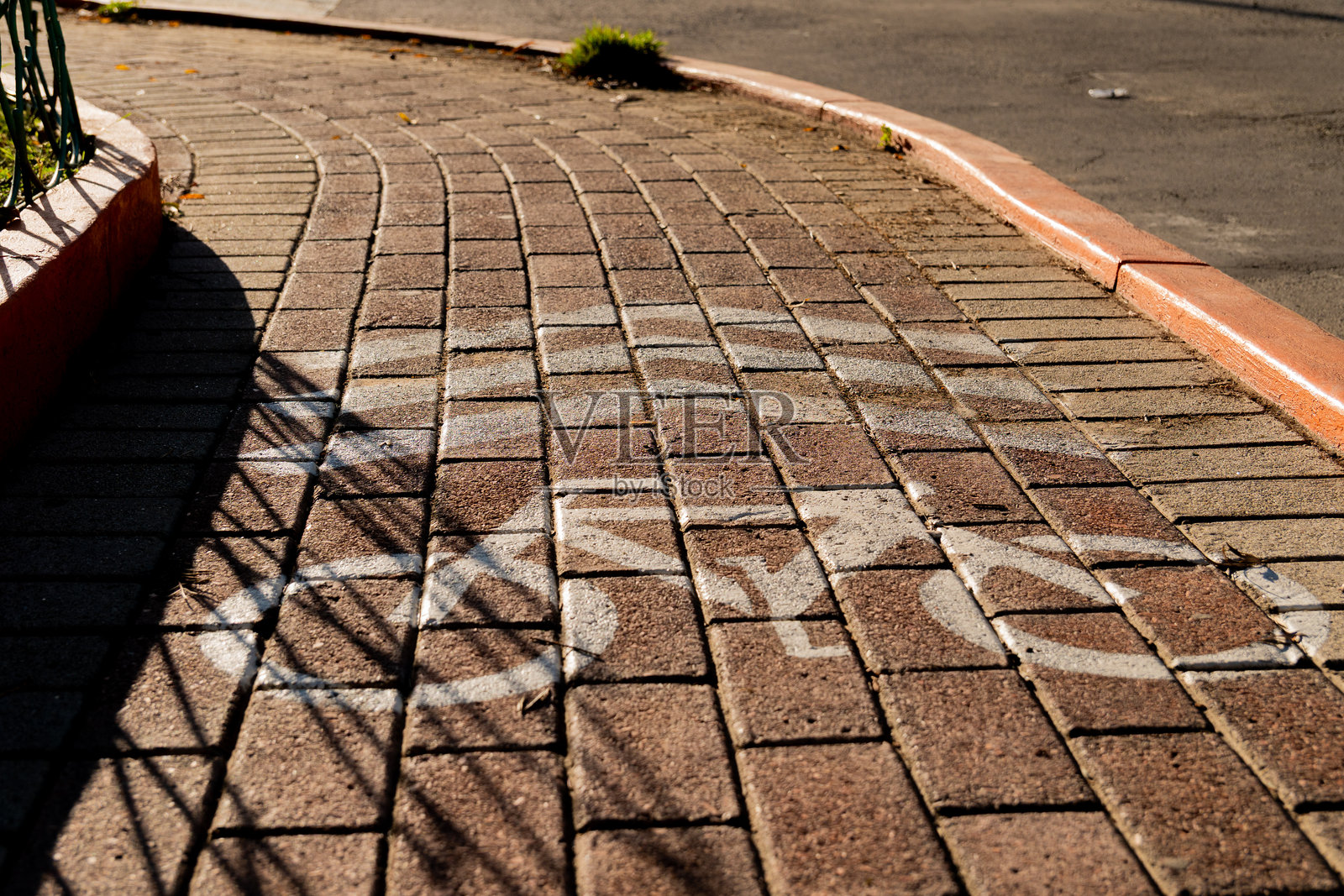 城市人行道上的自行车道标志照片摄影图片
