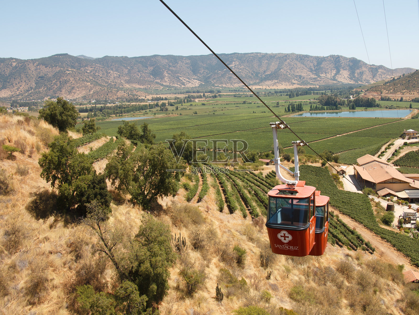 智利科尔查瓜谷维纳圣克鲁斯典型酒庄的缆车与葡萄园照片摄影图片
