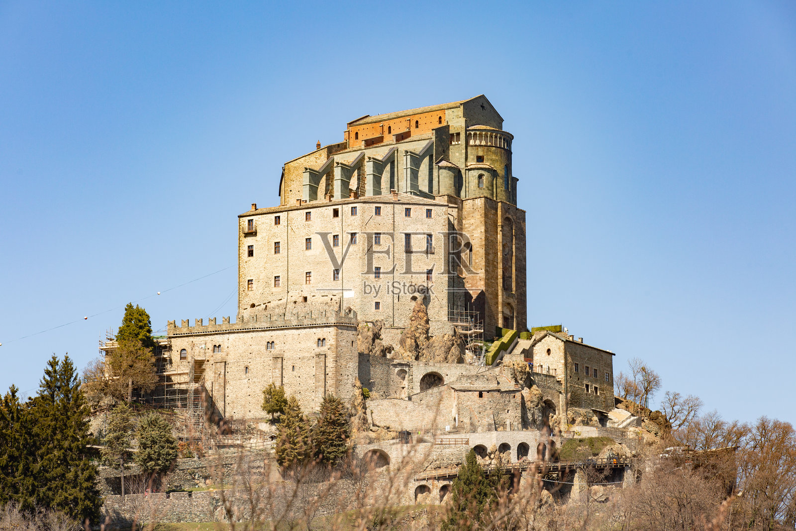 意大利皮埃蒙特，2018年1月 - 皮基里亚诺山顶上的圣米歇尔修道院远景。照片摄影图片