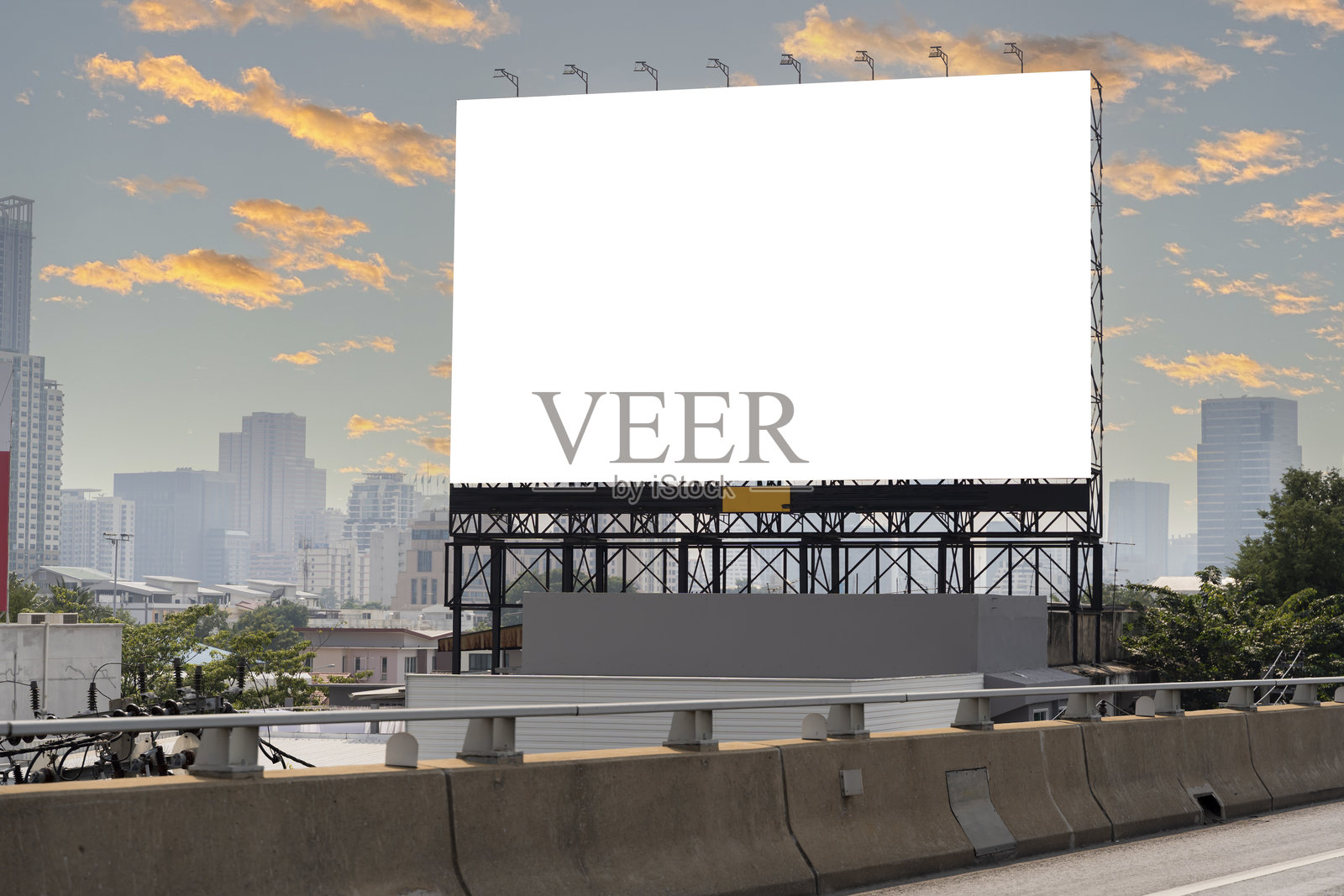 一块空白的广告牌，背景是高架公路。大型横向空白标志。照片摄影图片