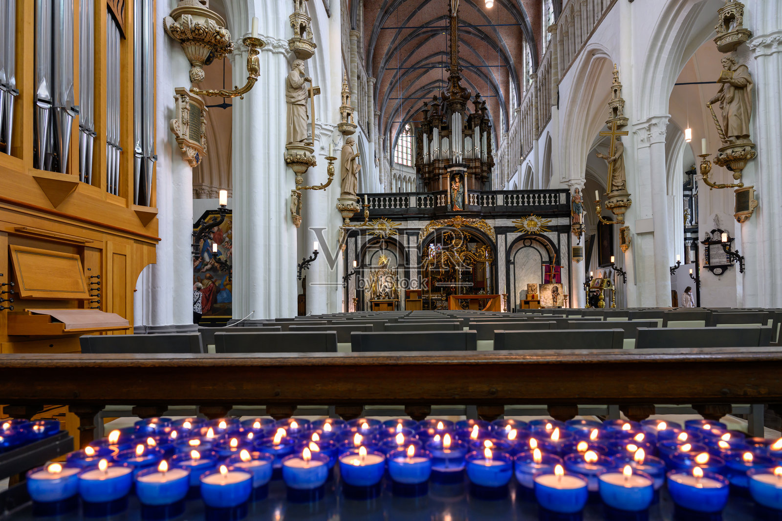比利时布鲁日圣母教堂的教堂中 nave 的蜡烛照片摄影图片