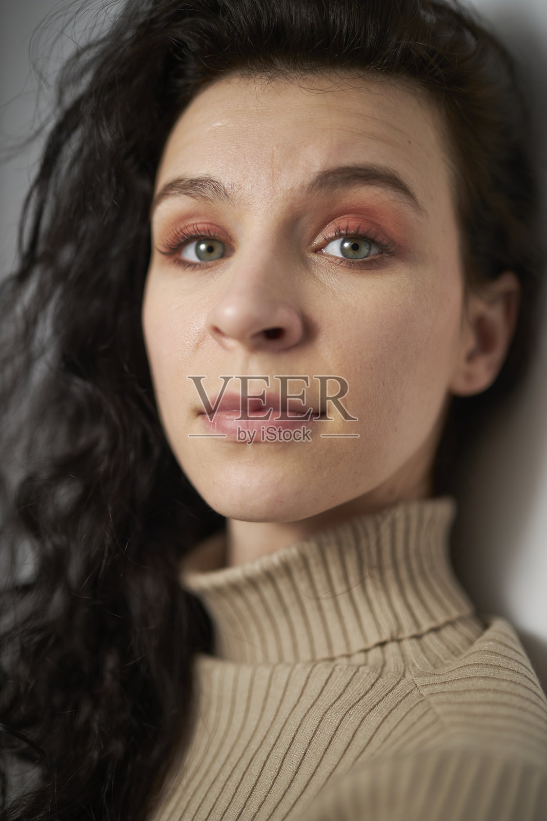 一系列年轻女商人的肖像，展现不同的表情照片摄影图片