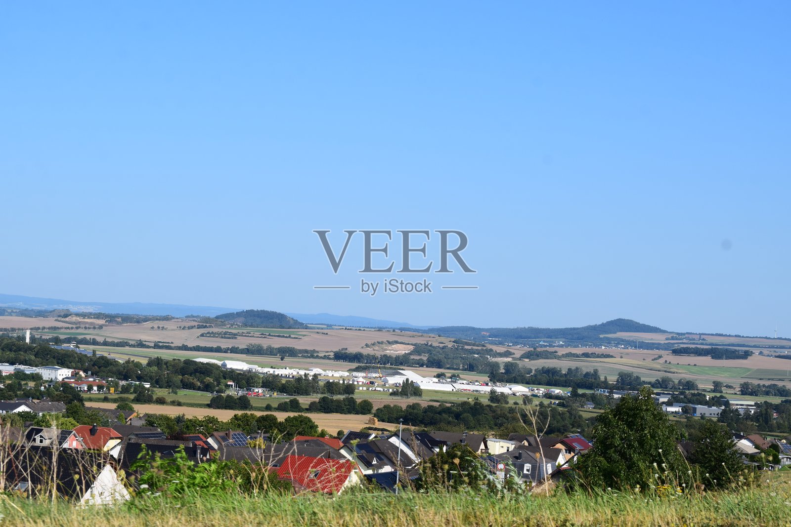 从门迪格俯瞰,空军基地上有一个帐篷城市照片摄影图片