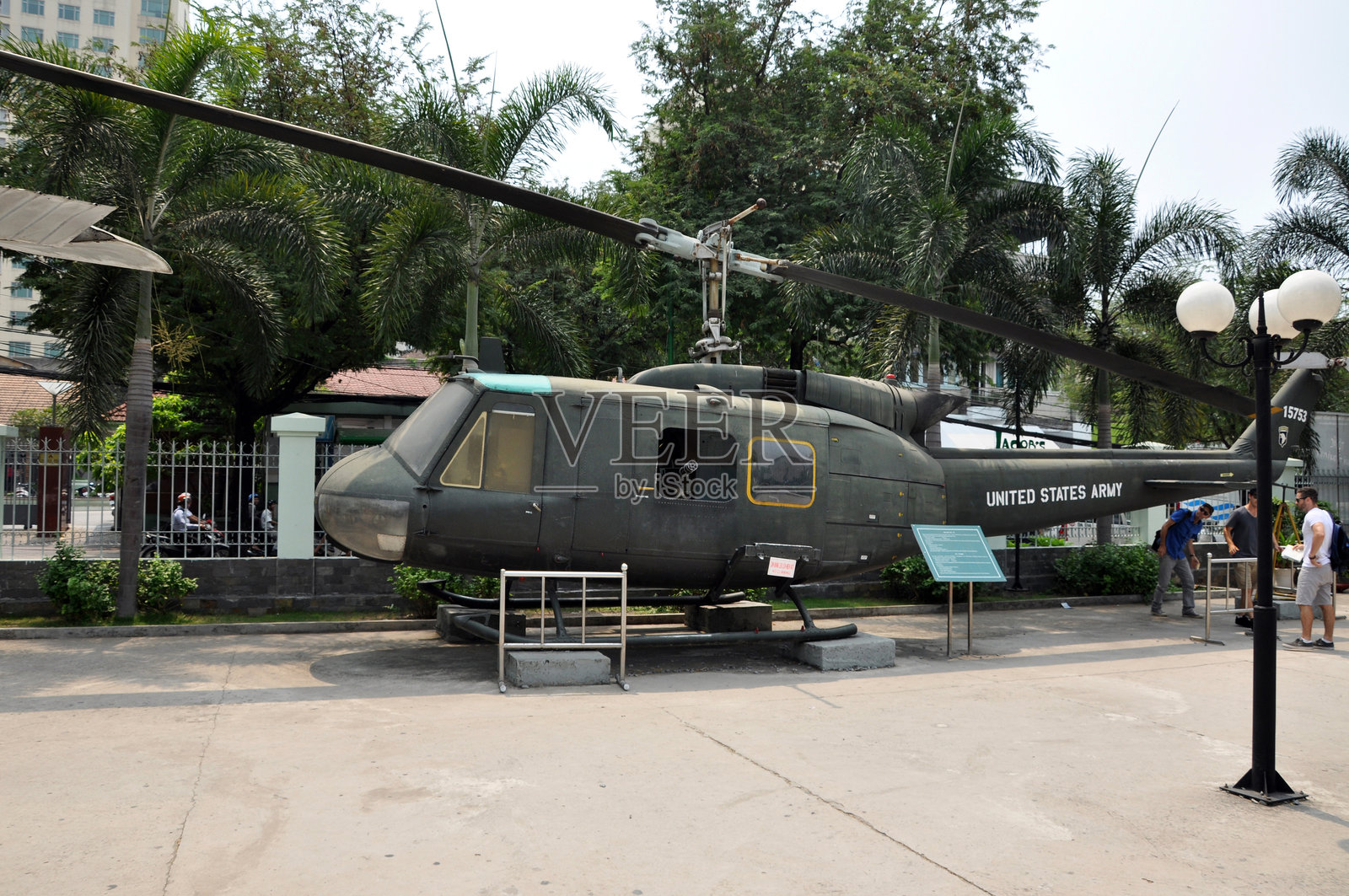 美国军事直升机在西贡战争遗迹博物馆展出照片摄影图片