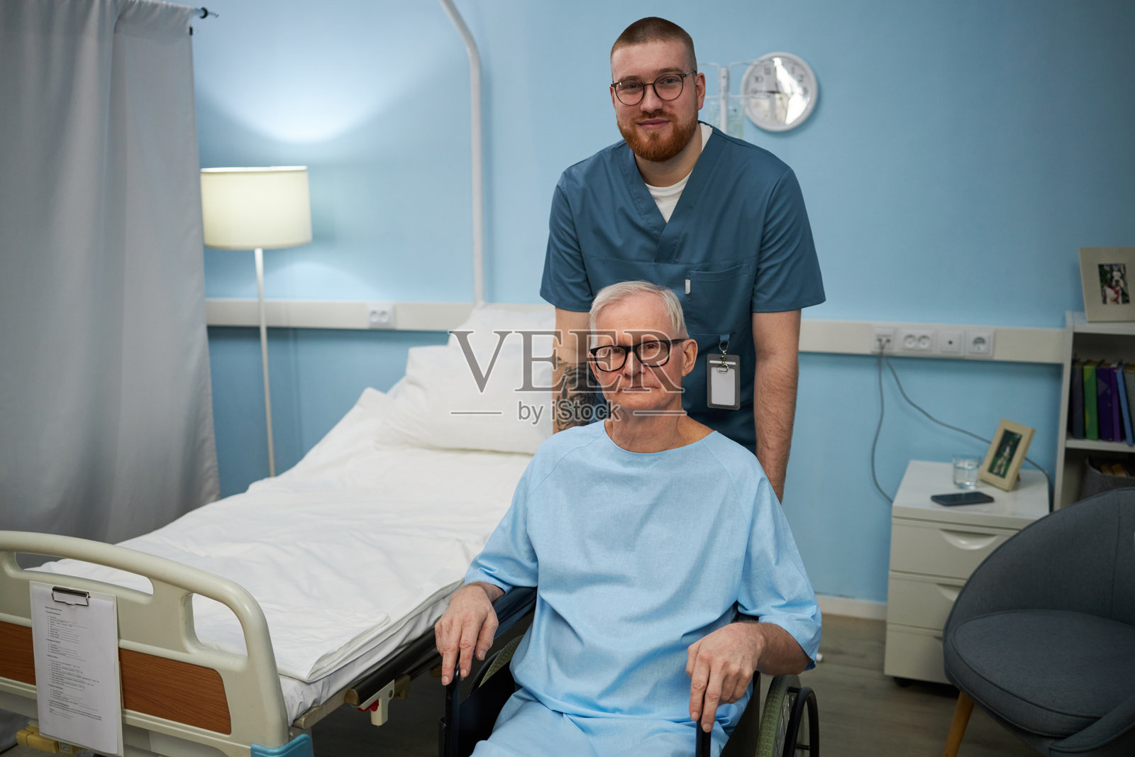 微笑的护士在病房里帮助老年患者照片摄影图片