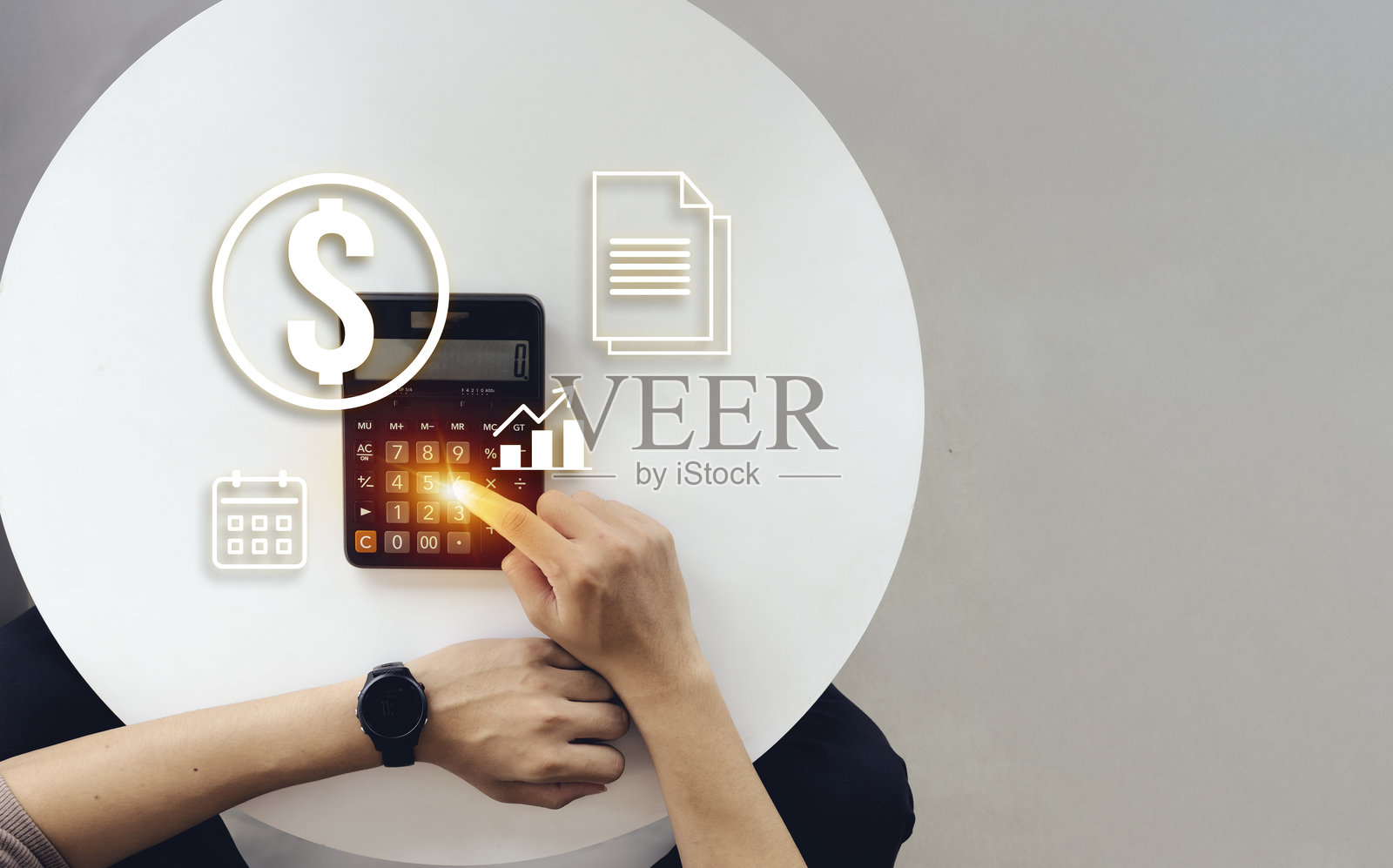 使用计算器进行财务规划和预算计算的人照片摄影图片