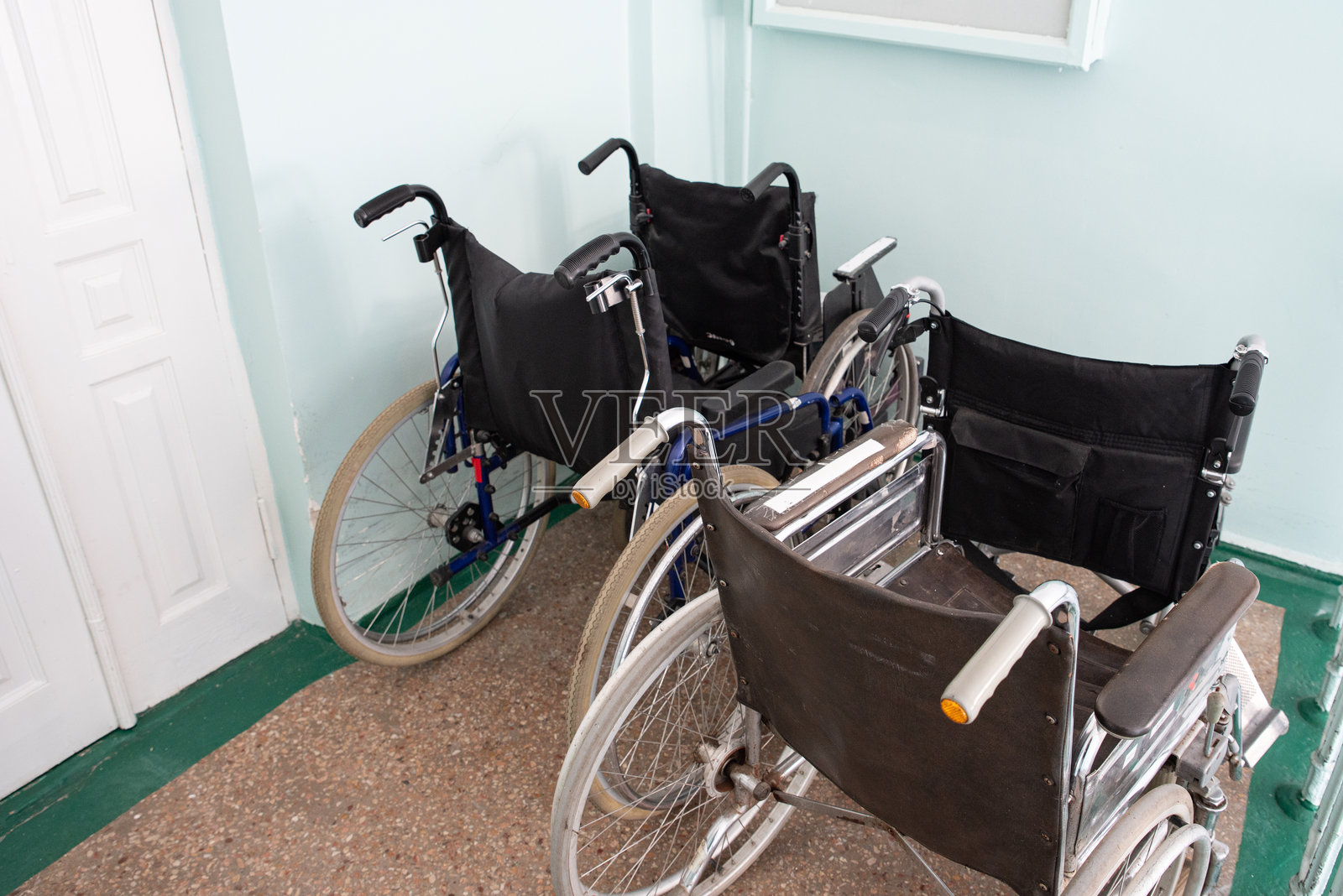 复古轮椅停放在医院的着陆区照片摄影图片