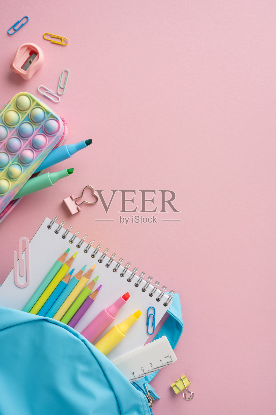 学校垂直文具，包括铅笔、马克笔和一个背包里的笔记本布局照片摄影图片