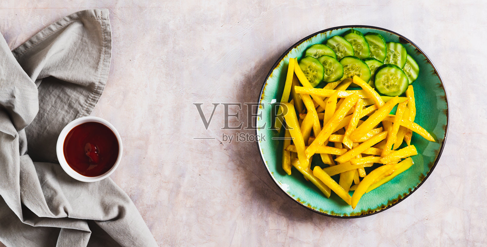 美味的薯条配黄瓜和番茄酱的俯视图网页横幅照片摄影图片