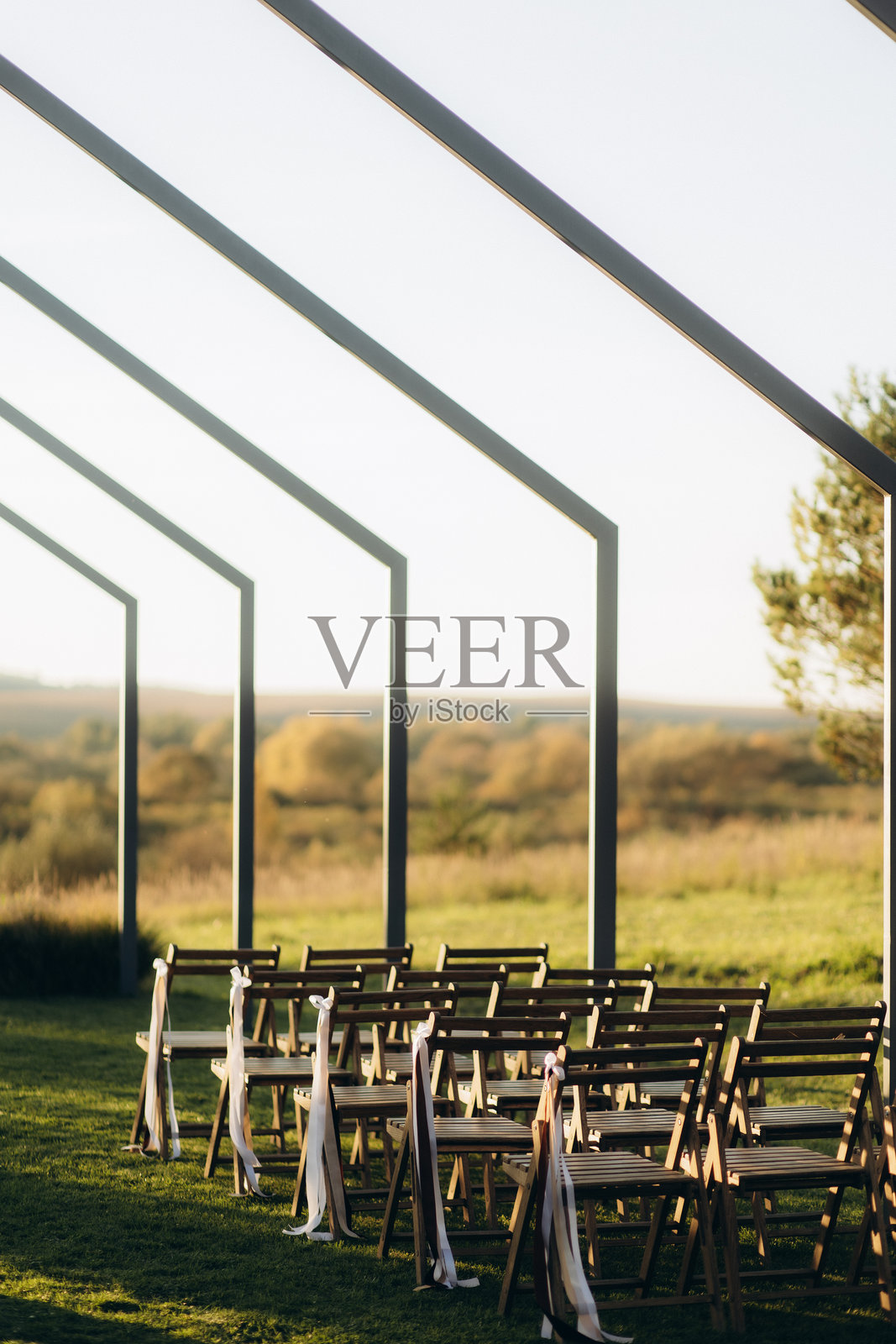 户外婚礼仪式场地，木椅置于自然环境中照片摄影图片