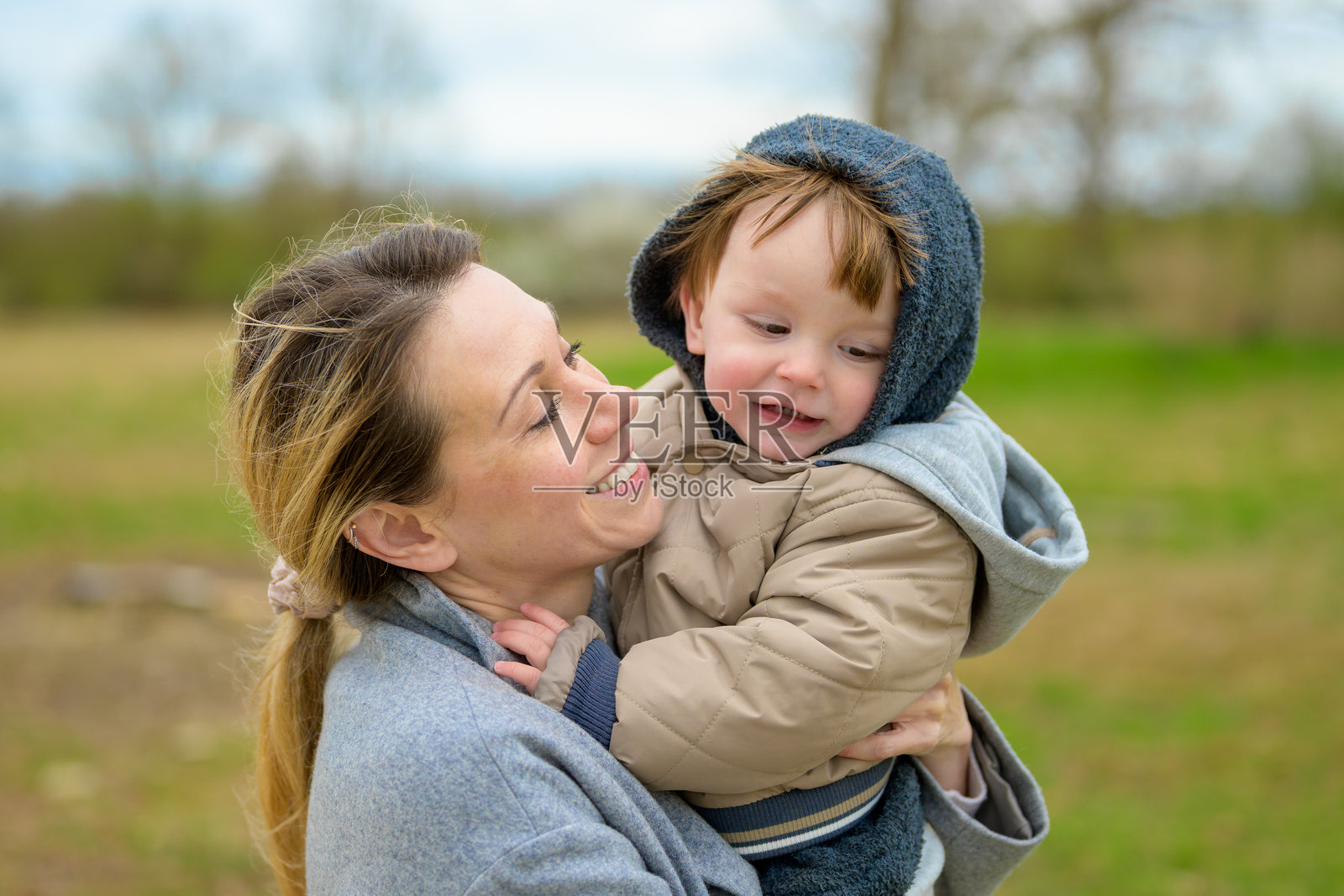 母亲和儿子分享微笑照片摄影图片