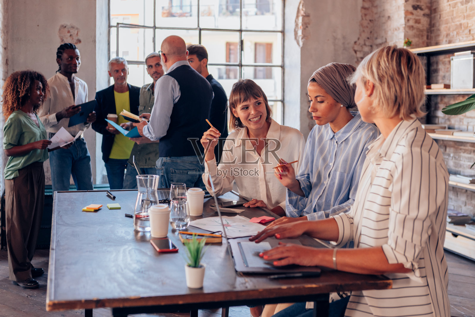 多元化的商业团队在现代办公室合作项目照片摄影图片